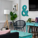Stylish 1 Bedroom Suite With Lake Access