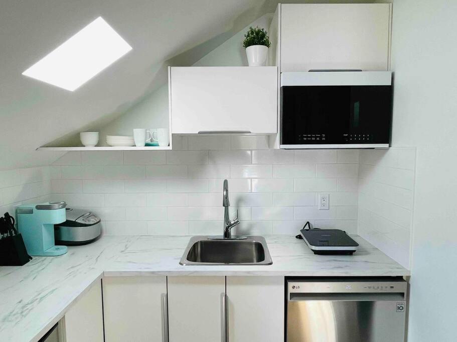 Stylish Cozy One Bedroom Studio With Free Parking Apartment