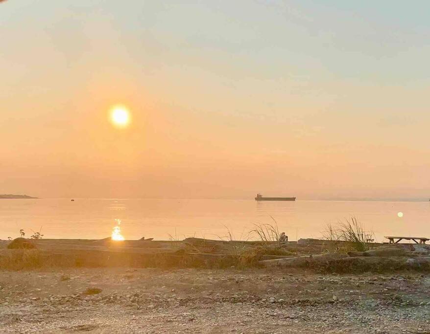 Sunrise Escape - Close To The Beach! Apartment Victoria