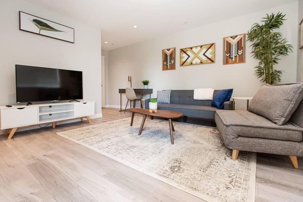 Beautiful & Cozy 1 Bedroom 1 Bath In The Westshore Apartment Victoria