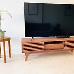 Lovely 2 Bedroom Downtown Suite With Free Parking