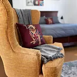 Private Bright Modern Studio! Queen Bed !