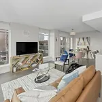 Downtown 2 Bedrooms 950Sqft New Condo With Beautiful Views
