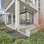 Downtown 2 Bedrooms 950Sqft New Condo With Beautiful Views