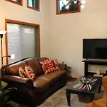Private Bright Modern Studio! Queen Bed !