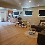 Lovely 1 Bedroom Suite Near Town
