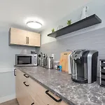 Quaint 1 Bedroom Lower Suite In Victoria, Bc