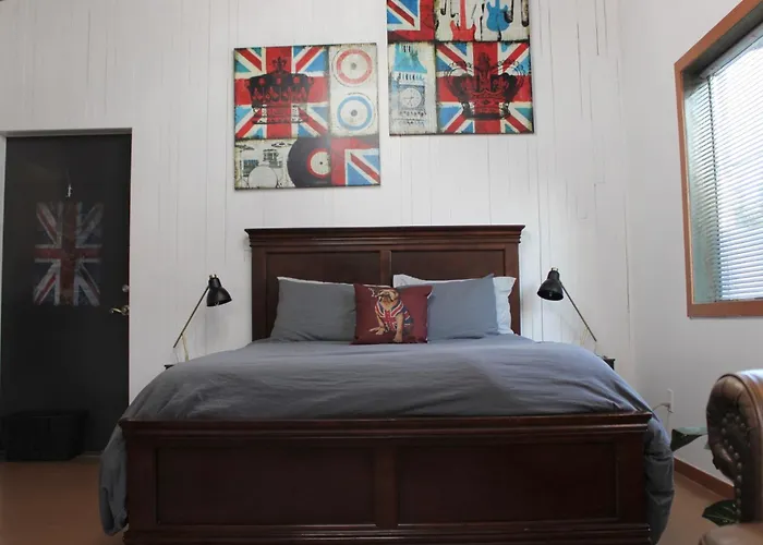 Private Bright Modern Studio! Queen Bed !