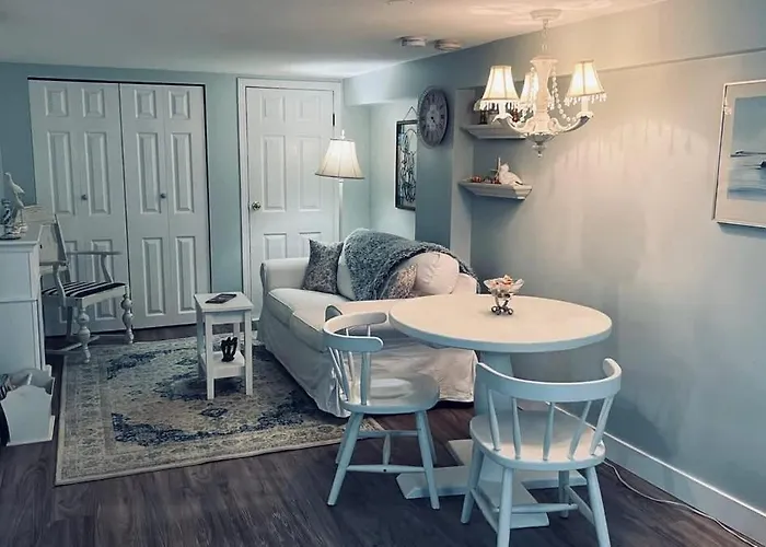 Quaint 1 Bedroom Lower Suite In Victoria, Bc