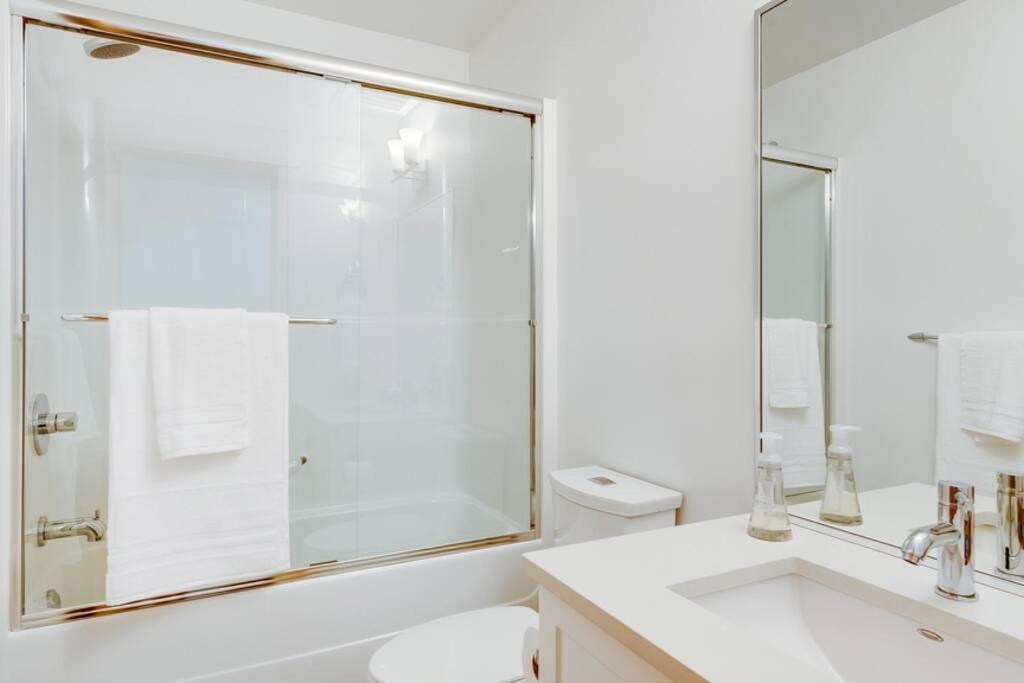 Cedar Hill Sunlit - Bright Spacious & Modern Victoria