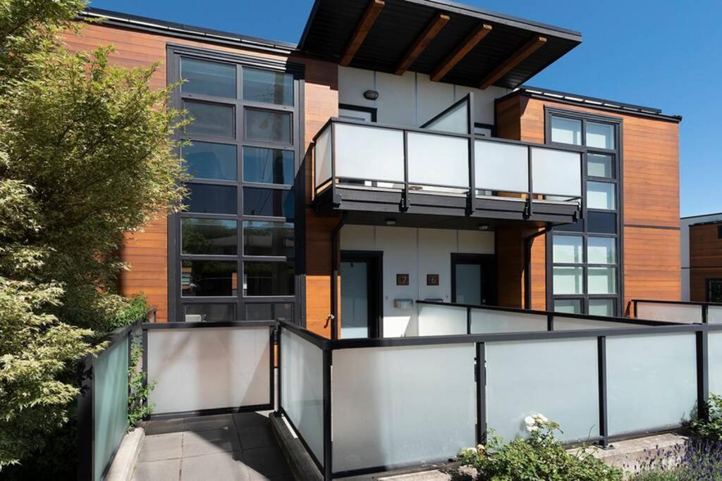 Cedar Hill Sunlit - Bright Spacious & Modern Holiday home *