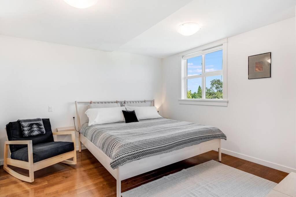 Cedar Hill Sunlit - Bright Spacious & Modern Holiday home *