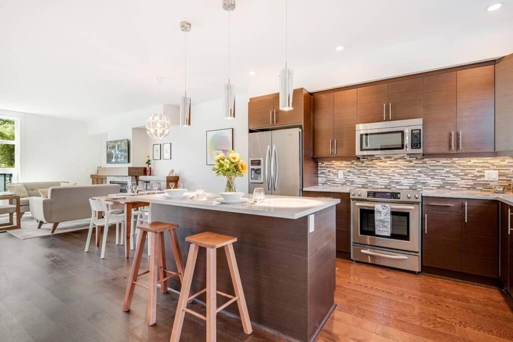 Cedar Hill Sunlit - Bright Spacious & Modern * Victoria
