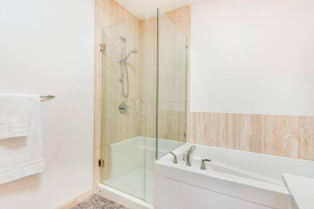 Cedar Hill Sunlit - Bright Spacious & Modern Victoria