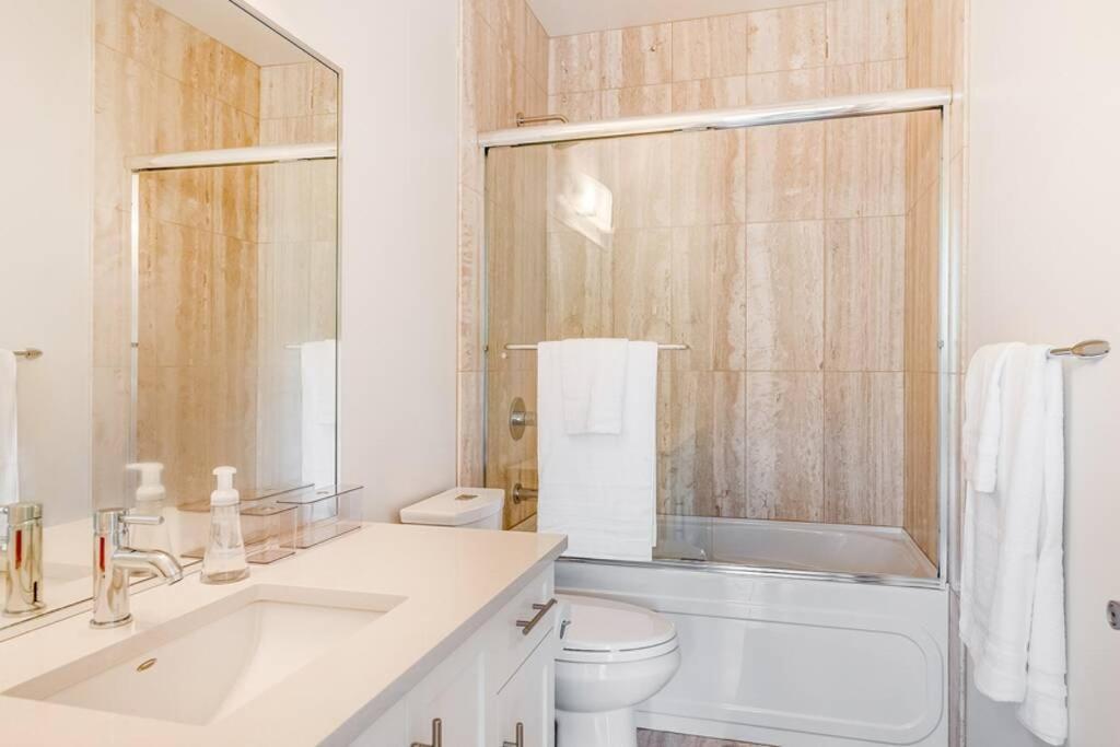 Cedar Hill Sunlit - Bright Spacious & Modern