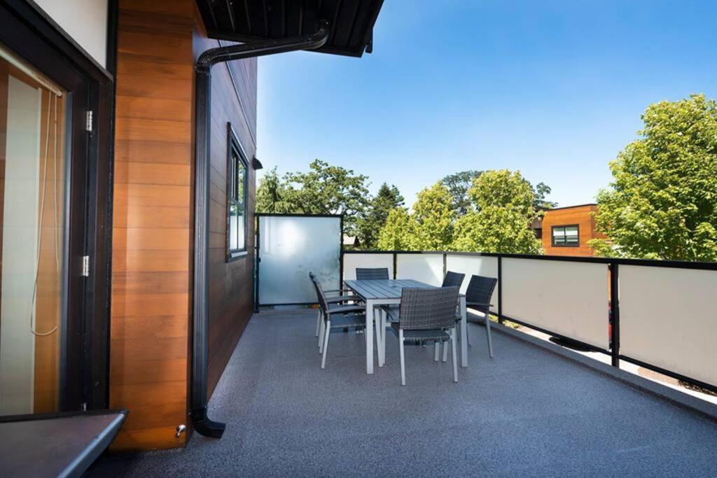 Cedar Hill Sunlit - Bright Spacious & Modern Holiday home *