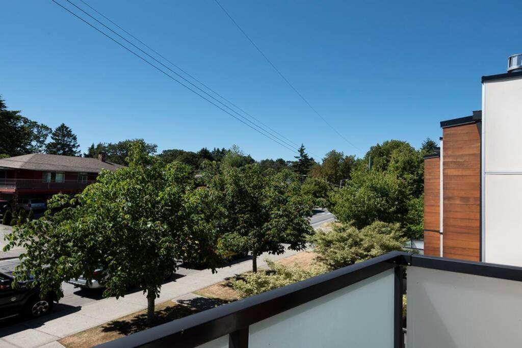 Cedar Hill Sunlit - Bright Spacious & Modern Victoria