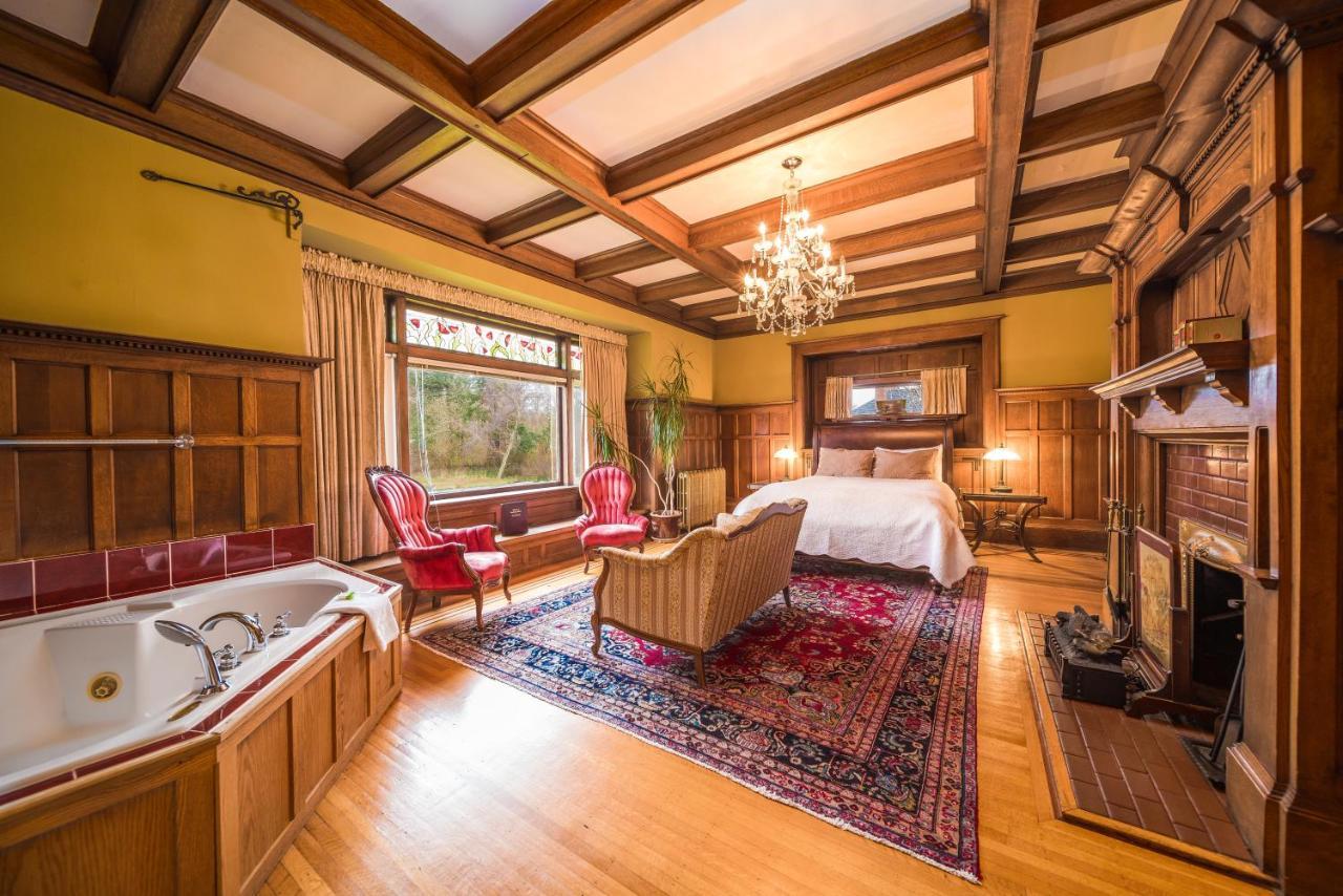 Dashwood Manor Seaside Bed & Breakfast 4*