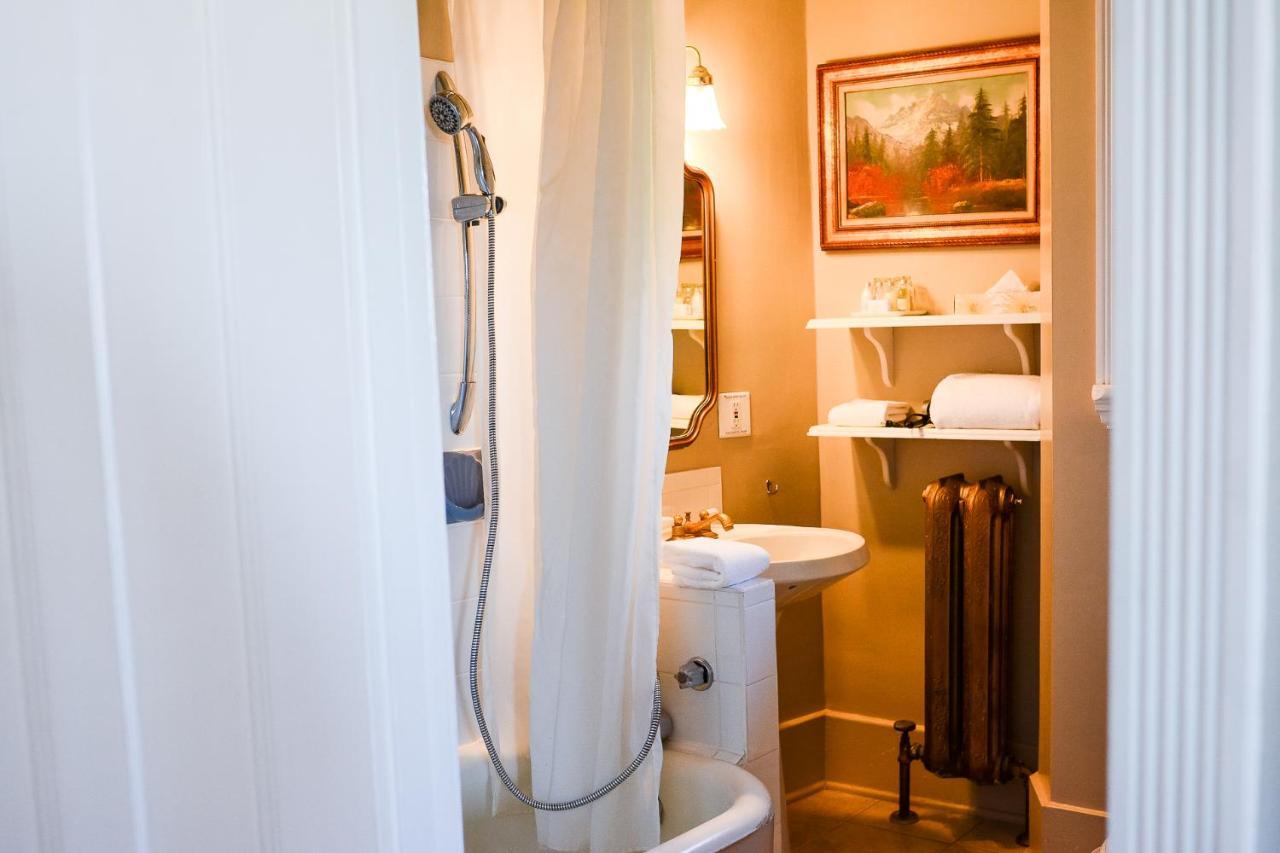 Dashwood Manor Seaside Bed & Breakfast 4* Victoria