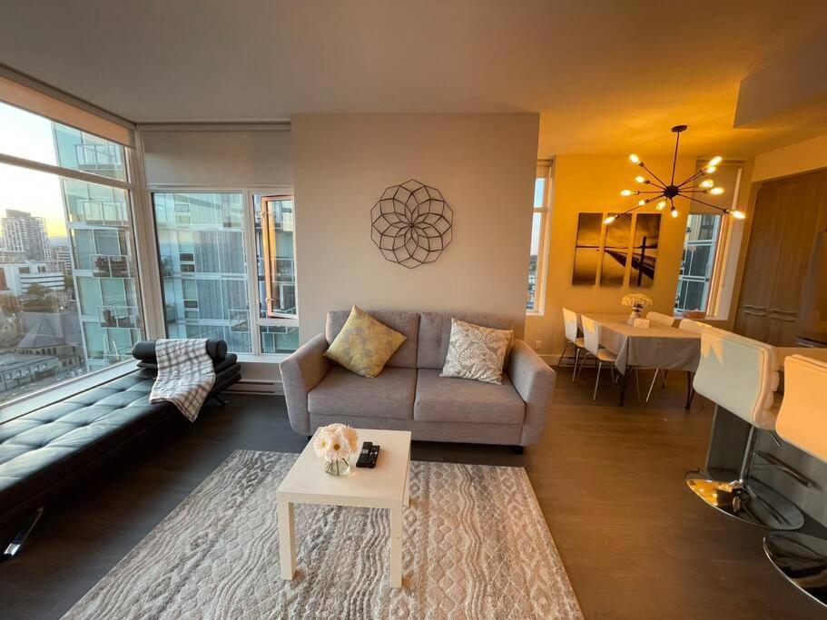 Apartment Modern And Spacious 2 Bedroom Downtown With Ocean Views