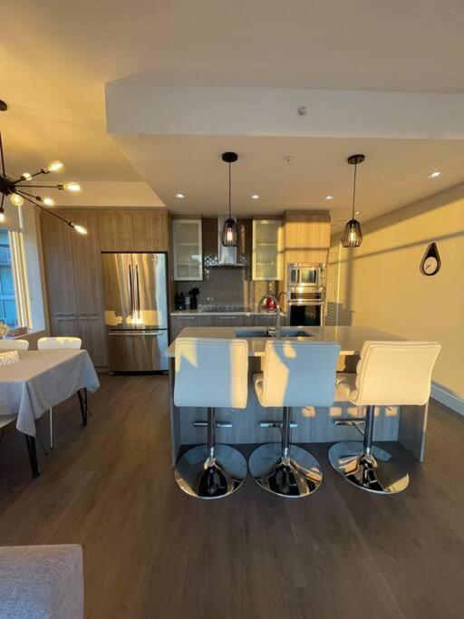 Modern And Spacious 2 Bedroom Downtown With Ocean Views *