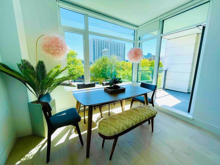 Lovely 2 Bedroom Downtown With Free Parking