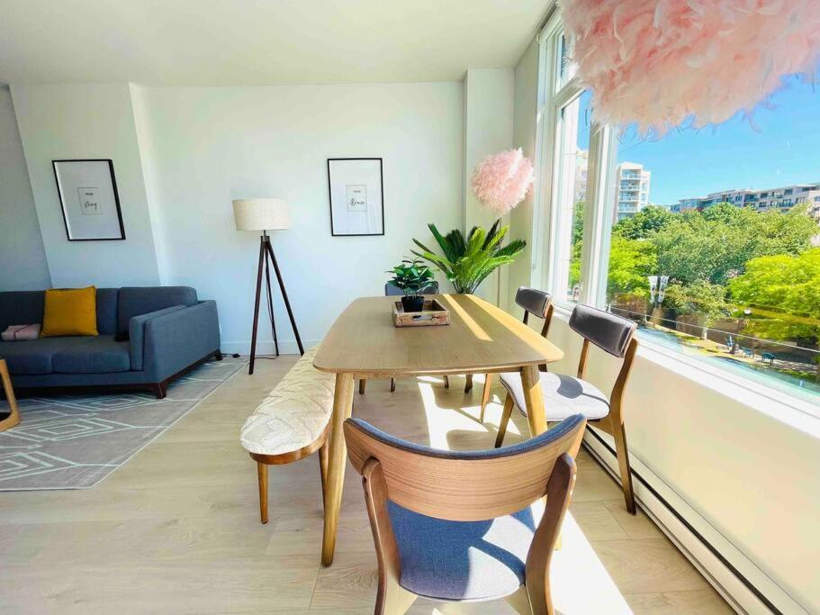 Lovely 2 Bedroom Downtown With Free Parking Apartment *