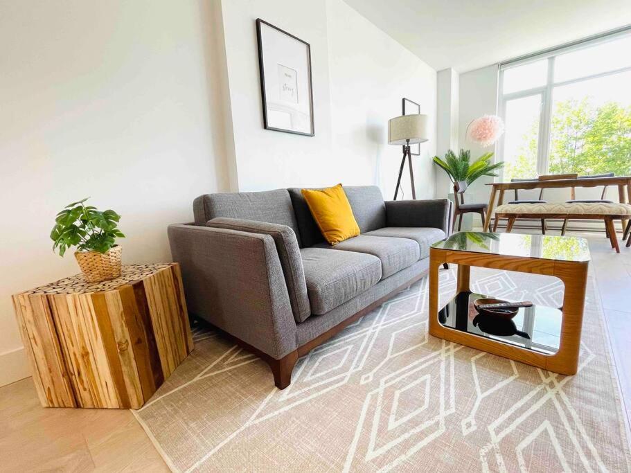 Lovely 2 Bedroom Downtown With Free Parking *