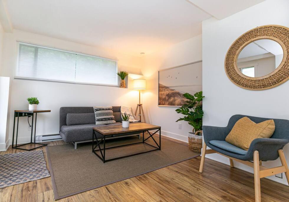 Charming Two-bedroom Getaway With Large Private Yard * Victoria