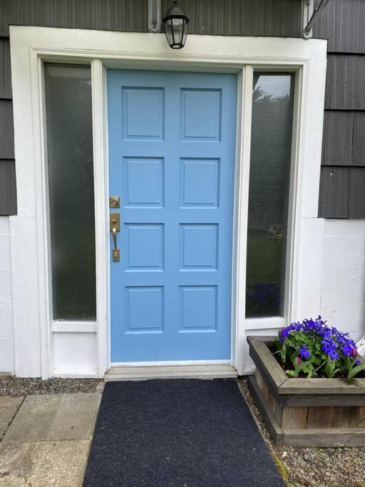 Charming Two-bedroom Getaway With Large Private Yard Apartment Victoria