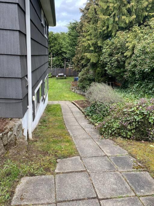 Apartment Charming Two-bedroom Getaway With Large Private Yard