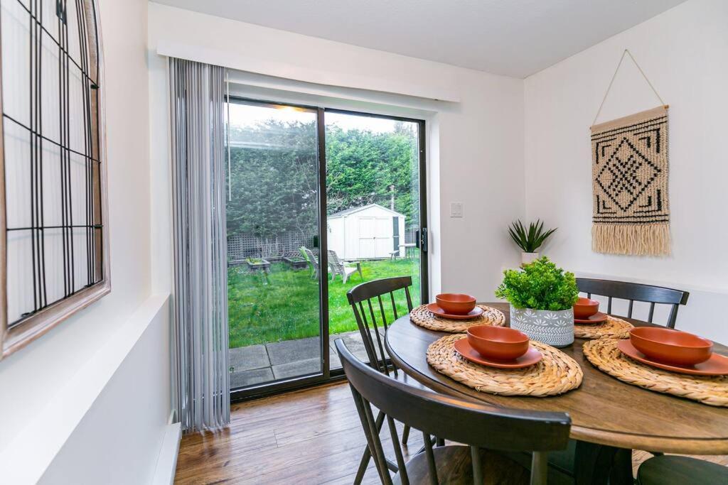 Charming Two-bedroom Getaway With Large Private Yard Apartment