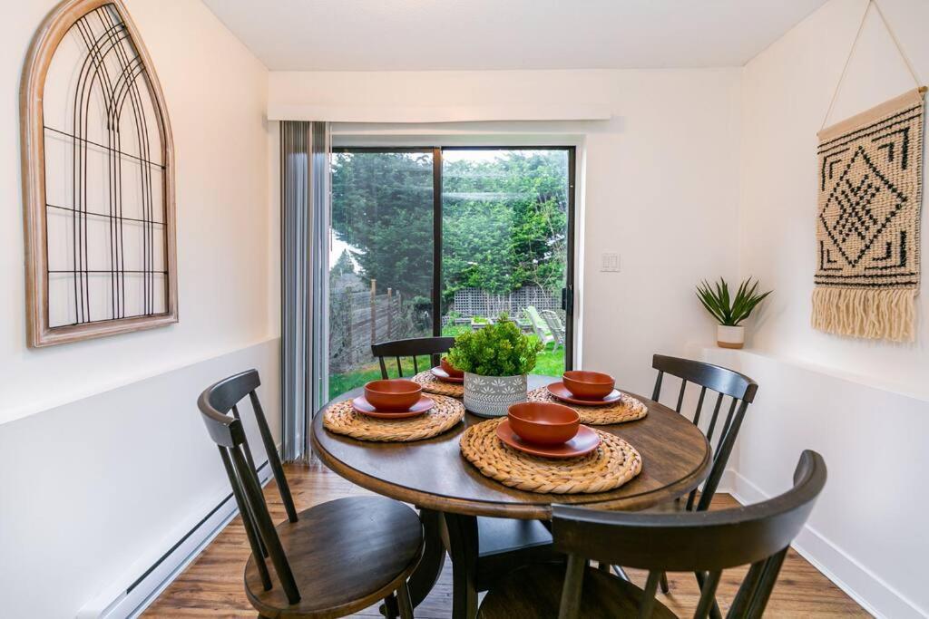 Charming Two-bedroom Getaway With Large Private Yard * Victoria