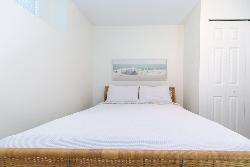 Apartment Charming Two-bedroom Getaway With Large Private Yard Victoria