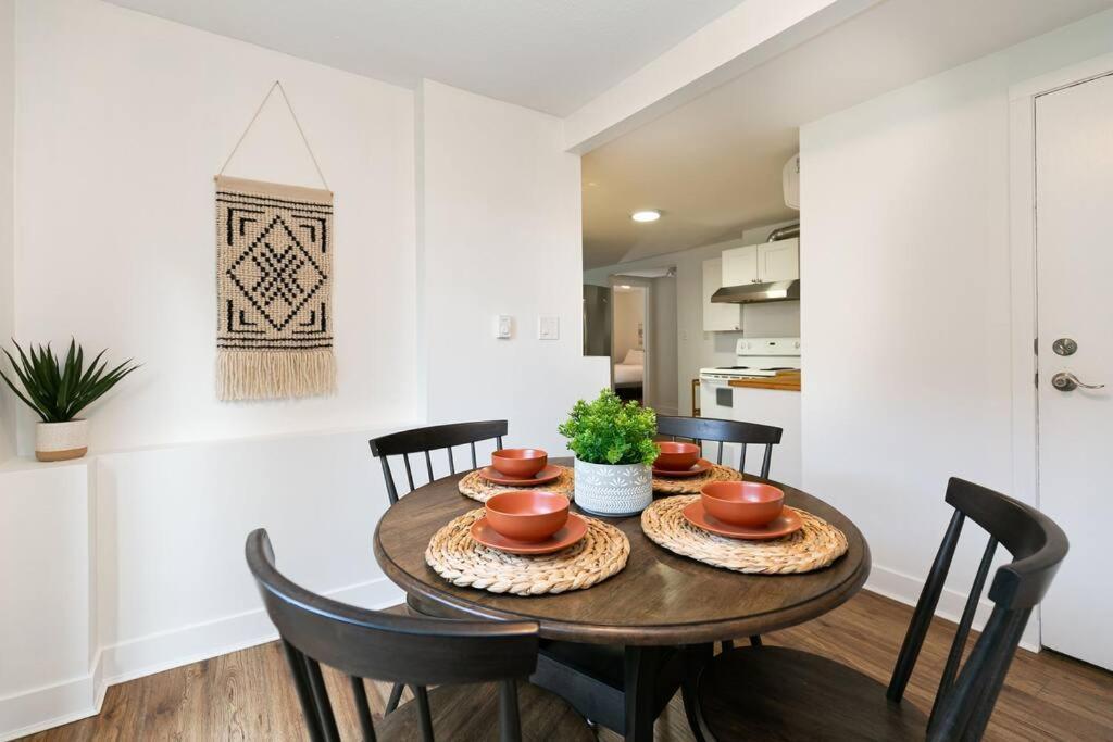 Charming Two-bedroom Getaway With Large Private Yard Victoria