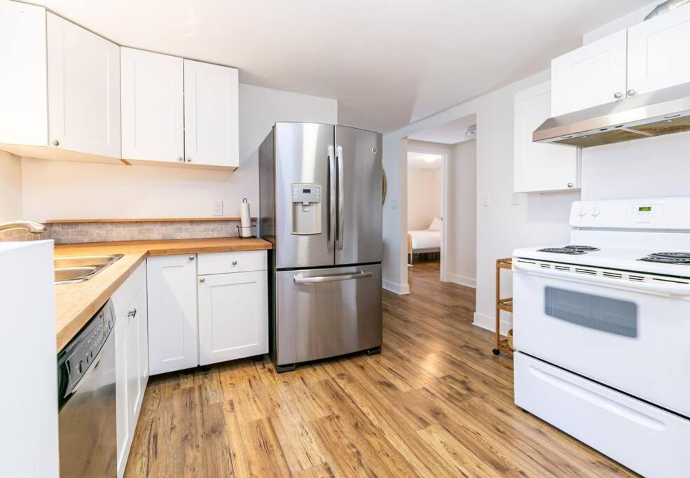 Charming Two-bedroom Getaway With Large Private Yard Victoria