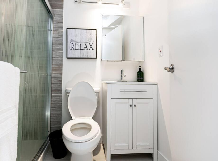 Apartment Charming Two-bedroom Getaway With Large Private Yard Victoria