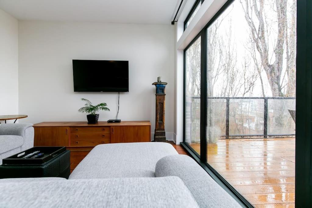 Downtown Penthouse Apartment *