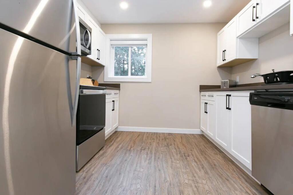 Renovated 2 Bedroom Apt In Langford Victoria