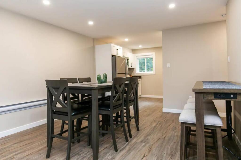 Apartment Newly Renovated 2 Bedroom Apt! *