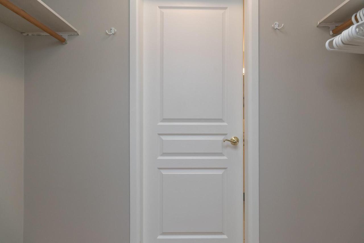 Apartment Deluxe 2 Bed 2 Bath And 5 Min Walk To Downtown And Seawalk Victoria