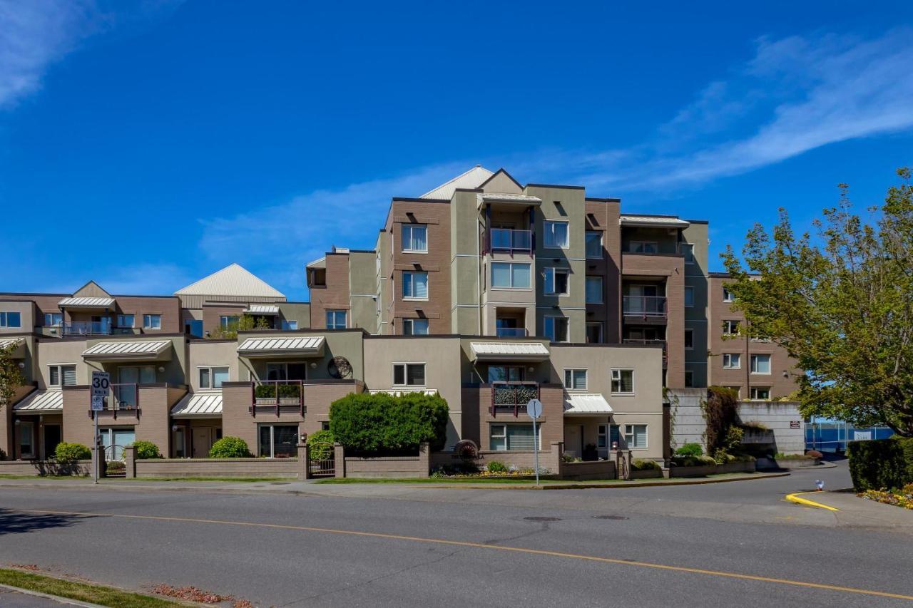 Deluxe 2 Bed 2 Bath And 5 Min Walk To Downtown And Seawalk Apartment