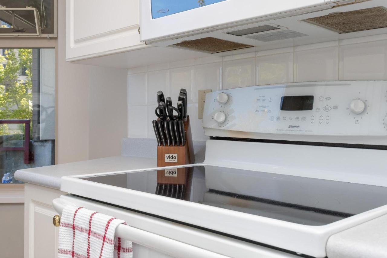 Deluxe 2 Bed 2 Bath And 5 Min Walk To Downtown And Seawalk Apartment Victoria