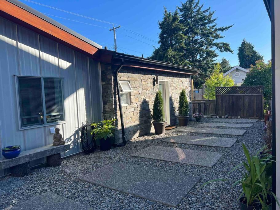 Apartment Private Bright Modern Studio! Queen Bed ! *
