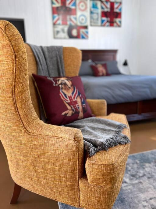 Private Bright Modern Studio! Queen Bed ! Apartment Victoria