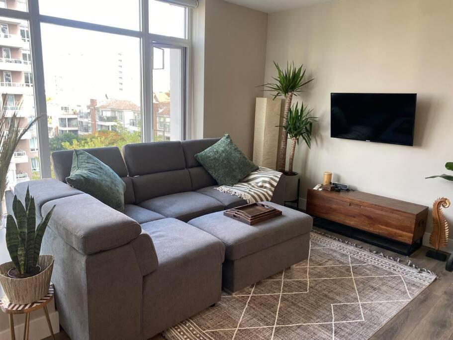 Lovely 1 Bedroom With Free Parking Onsite *