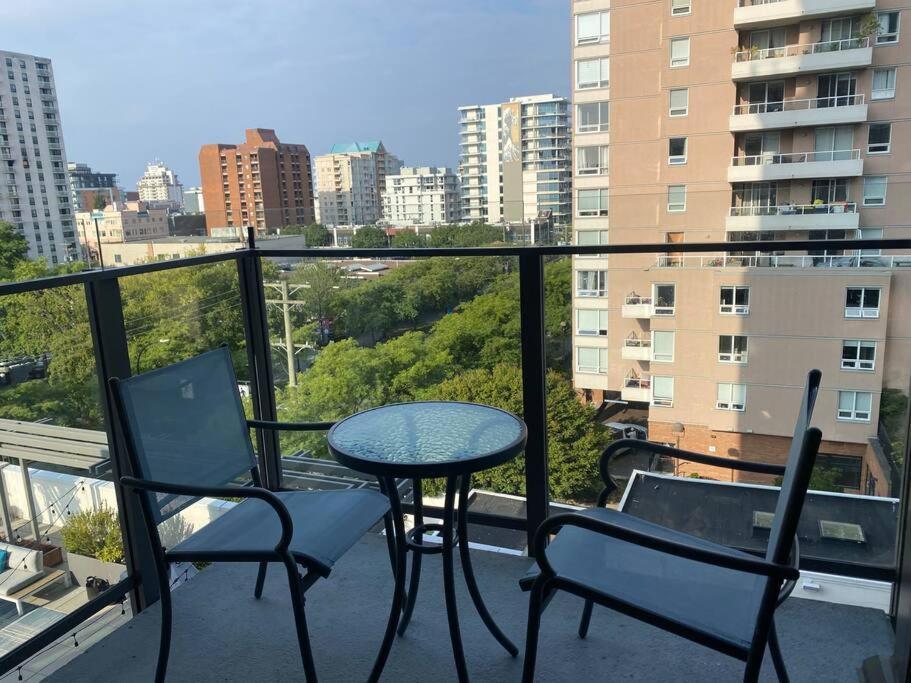 Lovely 1 Bedroom With Free Parking Onsite Victoria