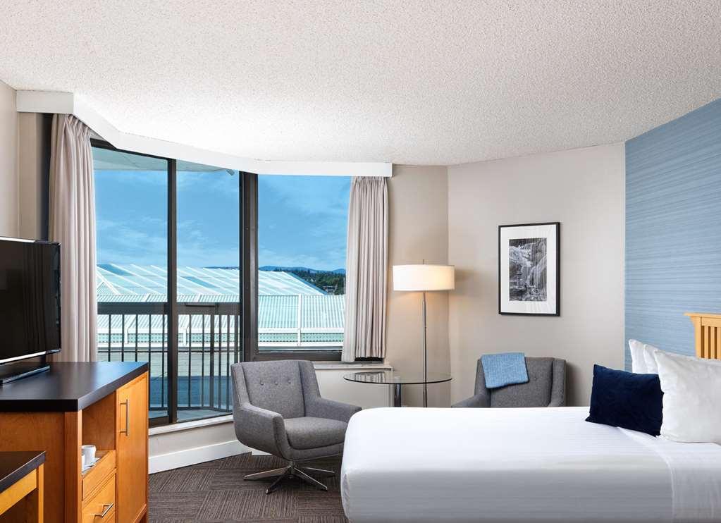 At Laurel Point Hotel 4*
