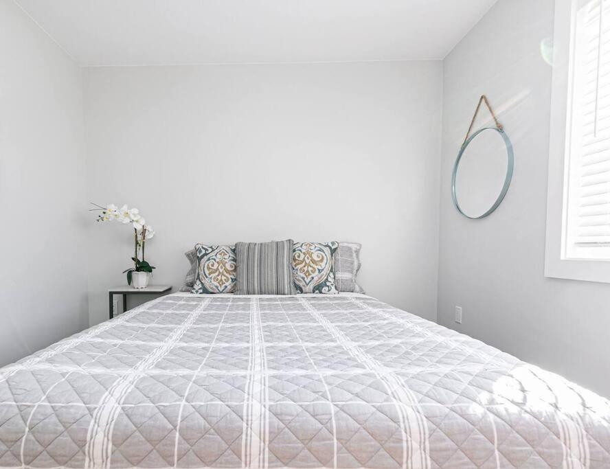 Cute 2bedroomsuite Close To *