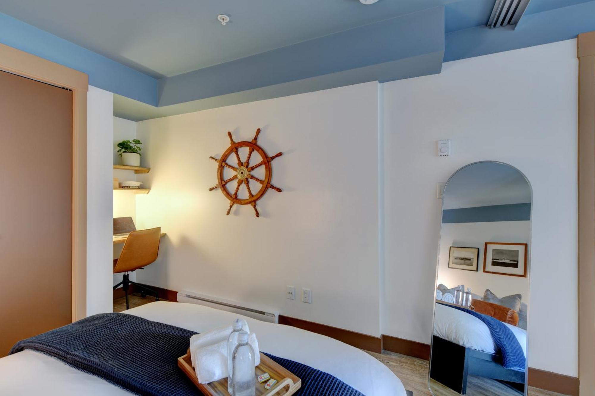 Royal Navy Suite: Modern Flat In Heart Of